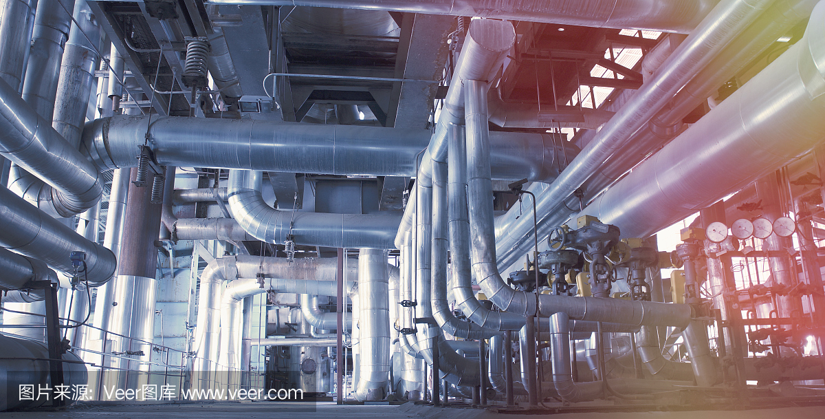 現代工業發電廠內的設備、電纜和管道